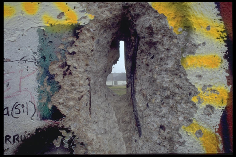 Berlin 1989, the wall cracks